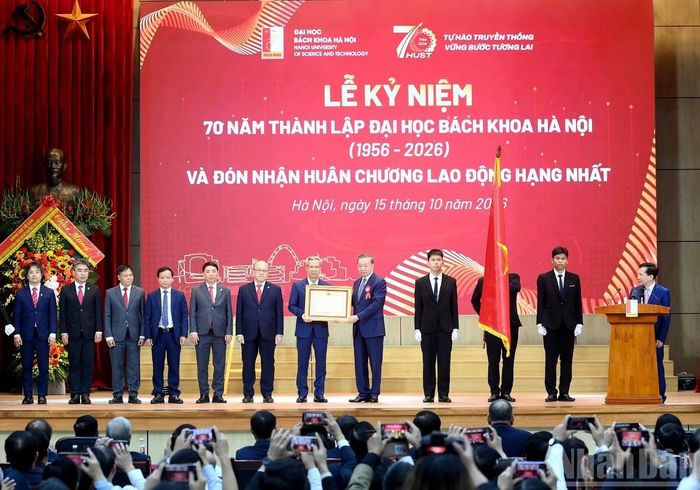 Tổng Bí thư, Chủ tịch nước Tô Lâm trao Huân chương Lao động hạng nhất tặng Đại học Bách khoa Hà Nội. Ảnh: Nhân Dân