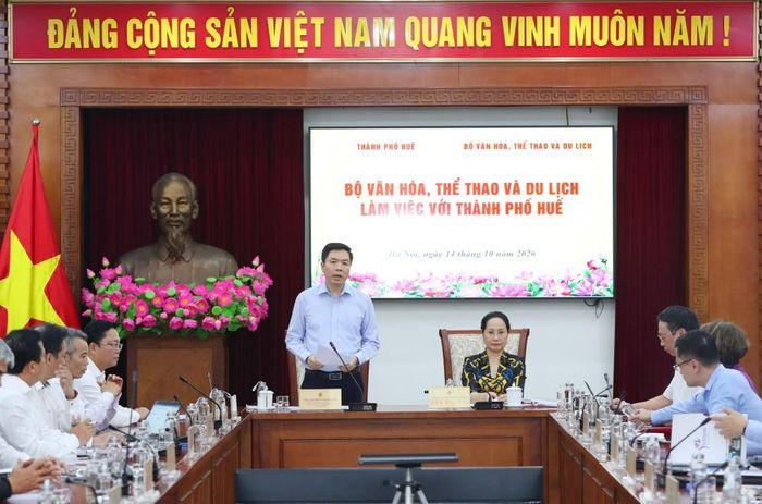 Phó Bí thư Thường trực Thành ủy Huế Trịnh Mạnh Linh phát biểu tại buổi làm việc. Ảnh: UBND TP Huế