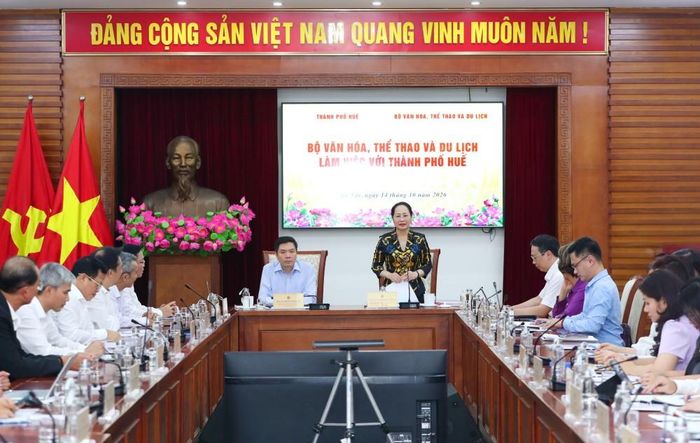 Bộ trưởng Bộ Văn hóa, Thể thao và Du lịch Lâm Thị Phương Thanh phát biểu tại buổi làm việc. Ảnh: UBND TP. Huế