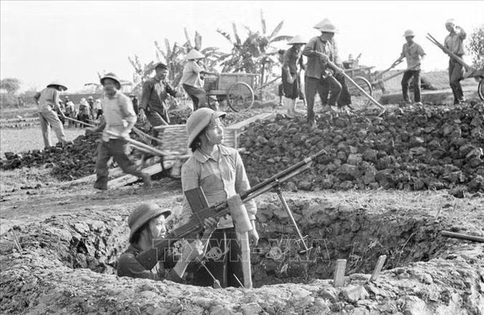 Thanh niên dân quân của đội thủy lợi Quang Trung (Thái Bình) luôn cảnh giác, ra sức luyện tập, sẵn sàng chiến đấu (1972). Ảnh: Xuân Vi/TTXVN