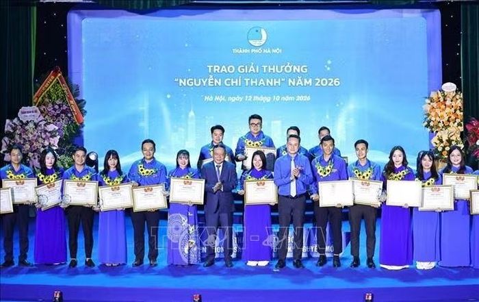 Đồng chí Nguyễn Kim Quy, Bí thư Trung ương Đoàn, Chủ tịch Trung ương Hội LHTN Việt Nam và đồng chí Nguyễn Văn Phong, Phó Bí thư Thành ủy Hà Nội trao Giải thưởng Nguyễn Chí Thanh cho các cán bộ Hội xuất sắc, sáng 12/10. Ảnh: Minh Đức/TTXVN
