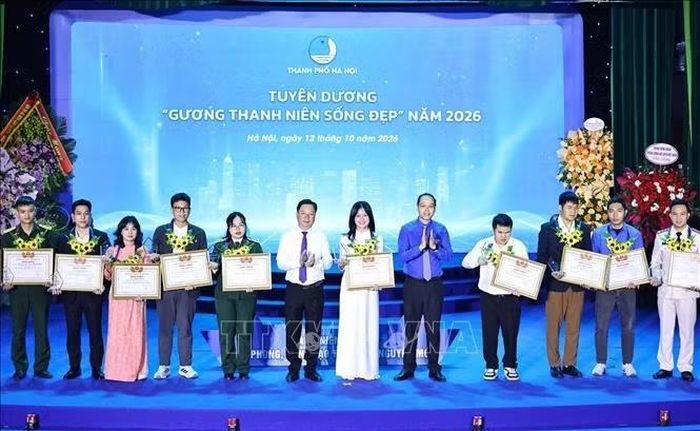 Đồng chí Nguyễn Tiến Hưng, Thành ủy viên, Phó Chủ tịch Ủy ban MTTQ Việt Nam thành phố, Bí thư Thành đoàn, Chủ tịch Hội Sinh viên Việt Nam thành phố Hà Nội trao bằng khen cho các gương "Thanh niên sống đẹp", sáng 12/10. Ảnh: Minh Đức/TTXVN