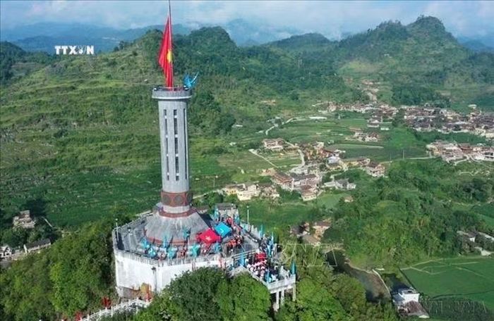 Hội Liên hiệp thanh niên Việt Nam tổ chức lễ chào cờ Chặng 3 - Hành trình “Tôi yêu Tổ quốc tôi” năm 2026 tại Cột cờ Quốc gia Lũng Cú, xã Lũng Cú, tỉnh Tuyên Quang. Ảnh: Minh Đức/TTXVN