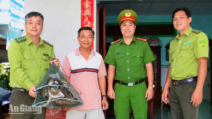 Công an phường Hà Tiên phối hợp lực lượng Kiểm lâm tiếp nhận cá thể chim Ó Cá do người dân tự nguyện bàn giao.