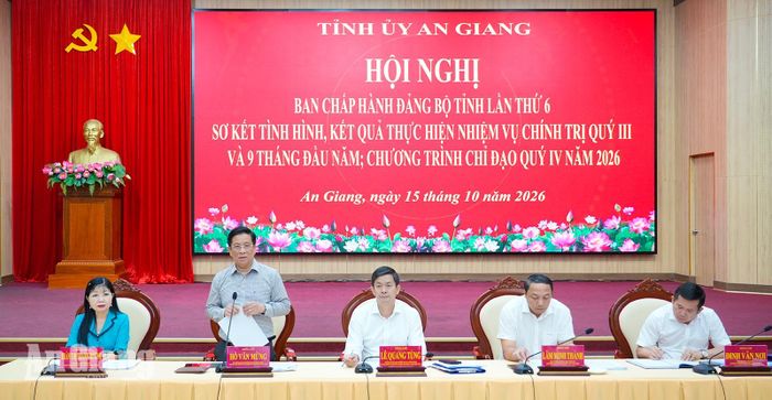 Ủy viên Trung ương Đảng, Phó Bí thư Tỉnh ủy, Chủ tịch UBND tỉnh An Giang Hồ Văn Mừng điều hành nội dung thảo luận tại hội nghị.