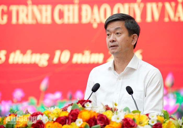 Ủy viên Trung ương Đảng, Bí thư Tỉnh ủy, Trưởng Đoàn đại biểu Quốc hội tỉnh An Giang Lê Quang Tùng phát biểu chỉ đạo hội nghị.