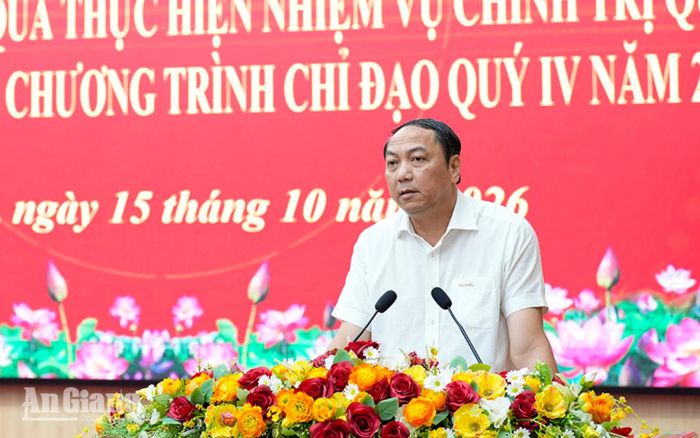 Phó Bí thư Thường trực Tỉnh ủy, Chủ tịch Ủy ban MTTQ Việt Nam tỉnh An Giang Lâm Minh Thành báo cáo tại hội nghị.