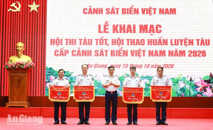 Thiếu tướng Trần Văn Lượng tặng cờ lưu niệm cho các Bộ Tư lệnh Vùng Cảnh sát biển tham gia hội thi, hội thao.