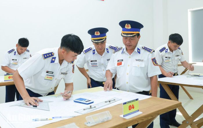 Các thí sinh thi tác nghiệp vận động trên hải đồ.