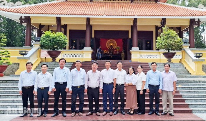 Các đại biểu Cụm Thi đua III viếng Đền thờ Chủ tịch Tôn Đức Thắng.