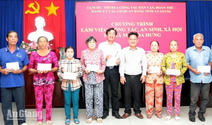 Tặng quà cho các hộ dân xã Mỹ Hòa Hưng.