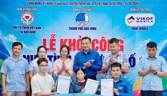 Các đơn vị ký kết hỗ trợ xây dựng nhà cho bà Nguyễn Thị Phúc.