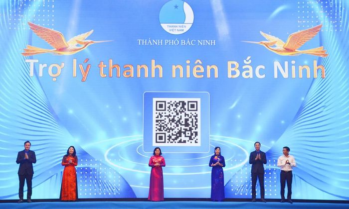 Các đồng chí lãnh đạo và các đại biểu chúc mừng ra mắt phần mềm AI Assistant - Trợ lý thanh niên Bắc Ninh.