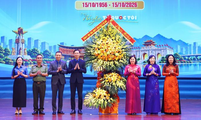 Các đồng chí lãnh đạo tặng hoa chúc mừng Ngày truyền thống Hội Liên hiệp Thanh niên Việt Nam.
