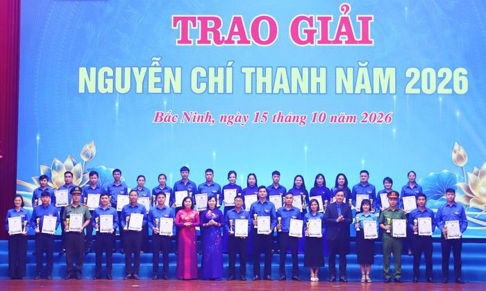 Các đồng chí lãnh đạo trao giải Nguyễn Chí Thanh năm 2026 cho các thanh niên tiêu biểu.