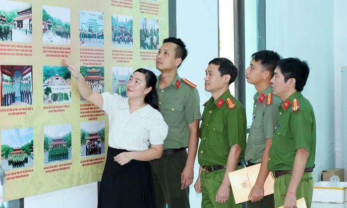  Đại biểu tham quan gian trưng bày về các hoạt động tại Khu tưởng niệm Anh hùng liệt sĩ Cao Kỳ Vân. 