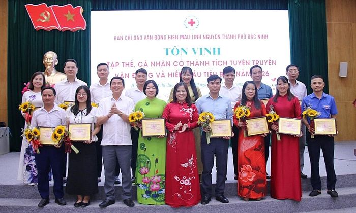 Lãnh đạo Ủy ban MTTQ, Hội Chữ thập đỏ thành phố trao Chứng nhận tôn vinh cho các cá nhân đã có thành tích 15 lần hiến máu năm 2026.