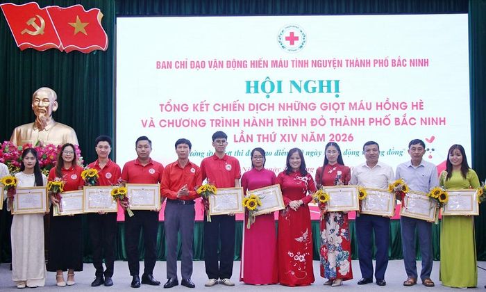 Lãnh đạo Hội Chữ thập đỏ thành phố trao Giấy khen cho các tập thể, cá nhân có thành tích tiêu biểu trong công tác tổ chức, tuyên truyền vận động hiến máu tình nguyện.