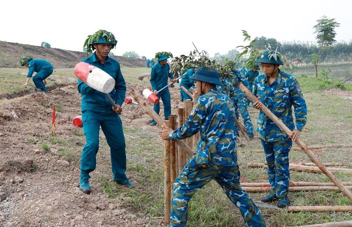  Các lực lượng tham gia diễn tập thực binh xử lý tình huống sạt trượt mái đê. 