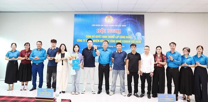  Các đồng chí lãnh đạo trao quyết định, tặng hoa chúc mừng Ban Chấp hành, Ban Kiểm tra Công đoàn cơ sở Công ty trách nhiệm hữu hạn Công nghệ Cowain Việt Nam.  