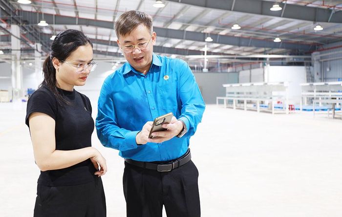  Đồng chí Thạch Văn Chung hướng dẫn đoàn viên Công ty trách nhiệm hữu hạn Công nghệ Cowain Việt Nam tiếp cận thông tin chính thống qua các trang mạng xã hội của Liên đoàn Lao động thành phố Bắc Ninh. 