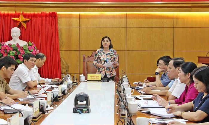 Đồng chí Trần Thị Hằng chủ trì hội nghị.