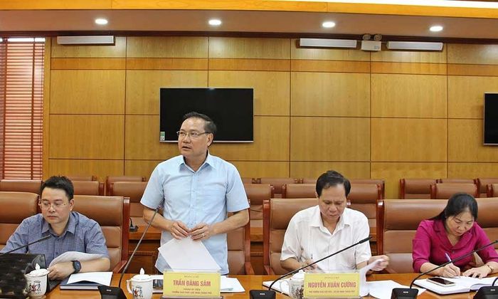 Lãnh đạo Ban Pháp chế phát biểu làm rõ một số nội dung tại hội nghị.