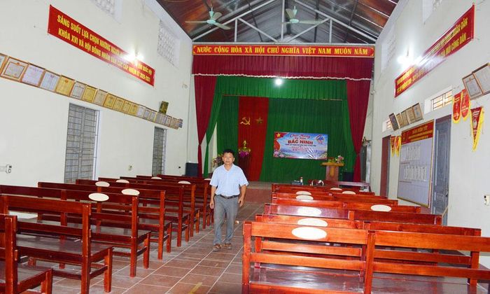 Nhà văn hóa thôn Khánh Sơn, xã Ngọc Thiện chỉ có sức chứa khoảng 100 chỗ ngồi, trong khi toàn thôn có 450 hộ, với hơn 1.800 nhân khẩu.