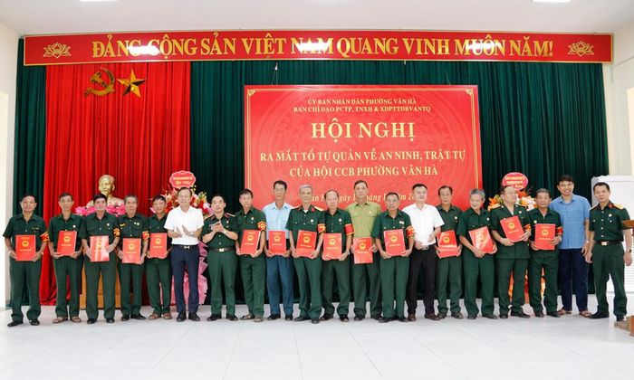 Các đồng chí lãnh đạo Đảng ủy, HĐND, UBND phường Vân Hà trao Quyết định thành lập Tổ tự quản về an ninh, trật tự cho các tổ trưởng.