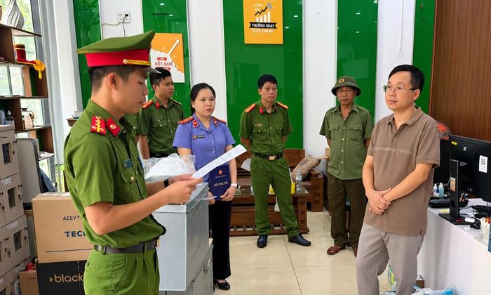  Cán bộ Phòng Cảnh sát kinh tế thông báo vi phạm tại Công ty cổ phần Tập đoàn FEC ở ngõ 71, đường Lương Văn Nắm (phường Bắc Giang). 