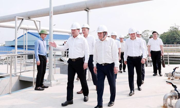  Đồng chí Nguyễn Hồng Thái kiểm tra thực địa, trao đổi với lãnh đạo các sở, ngành cùng đại diện chủ đầu tư về thực hiện dự án. 