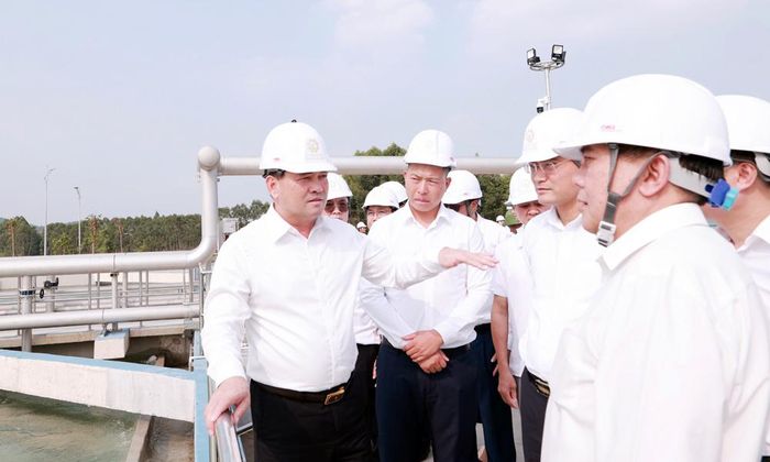  Đồng chí Bí thư Thành ủy cùng các đại biểu thăm, kiểm tra Trạm xử lý nước thải Khu công nghiệp Song Mai - Nghĩa Trung. 