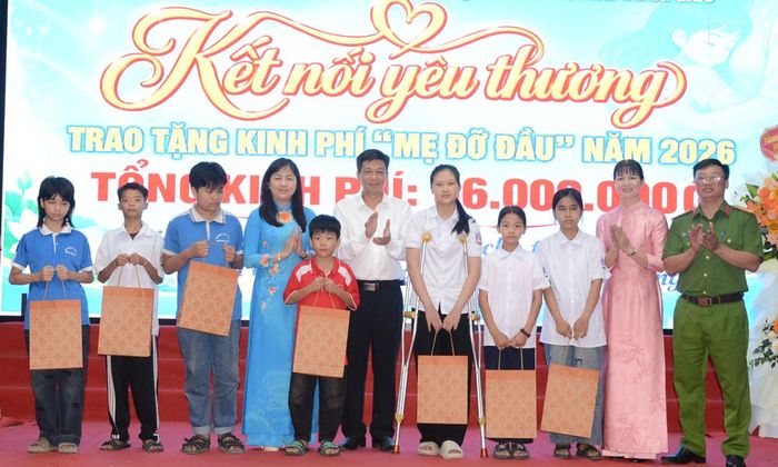  Các đại biểu trao kinh phí "Mẹ đỡ đầu" cho học sinh có hoàn cảnh khó khăn. 