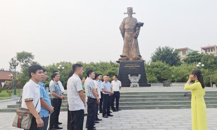 Đoàn khảo sát nghe thuyết minh tại di tích đền thờ Tiến sĩ Thân Nhân Trung (phường Nếnh).