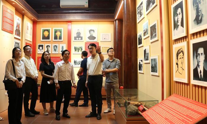Đoàn khảo sát tại Khu lưu niệm Tổng Bí thư Nguyễn Văn Cừ (phường Phù Khê).
