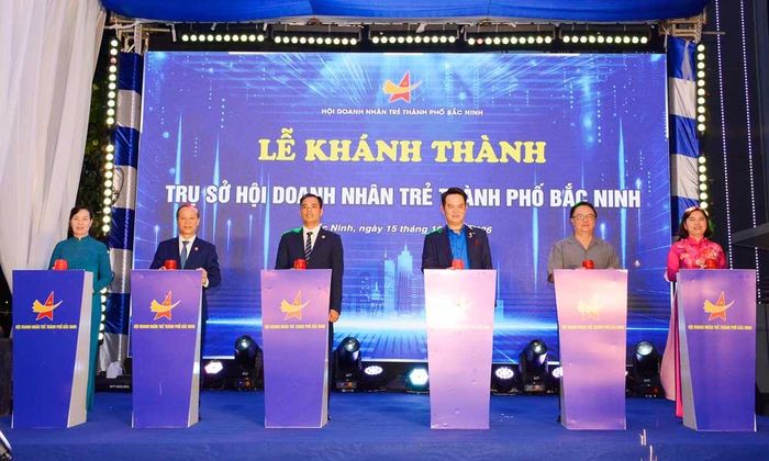  Các đồng chí lãnh đạo cùng đại biểu thực hiện nghi thức khánh thành trụ sở Hội Doanh nhân trẻ thành phố Bắc Ninh.  