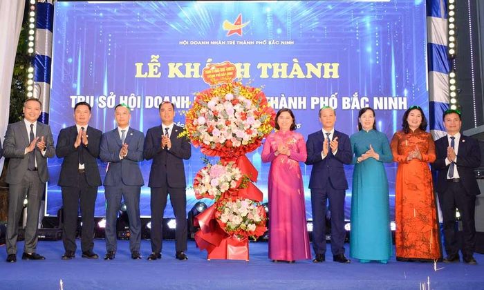  Các đồng chí lãnh đạo thành phố Bắc Ninh tặng hoa chúc mừng khánh thành trụ sở Hội Doanh nhân trẻ thành phố.  