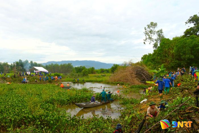 Lực lượng thanh niên ra quân vớt bèo, khơi thông lối thoát nước tại khu vực Bầu Tre (xã Bà Nà). Ảnh: NGỌC QUỐC