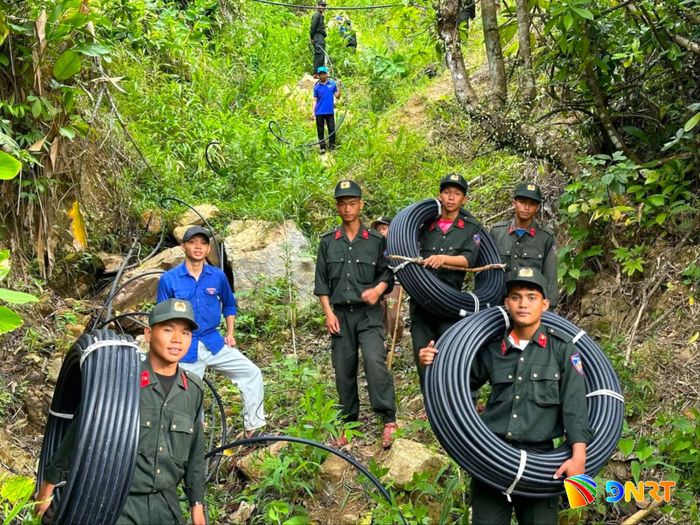 Tuổi trẻ xã Đồng Dương phối hợp Trung đoàn Cảnh sát cơ động số 5 triển khai công trình “Dẫn nước về bản” tại thôn Ngọc Nâm (xã Trà Leng). Ảnh: ĐVCC