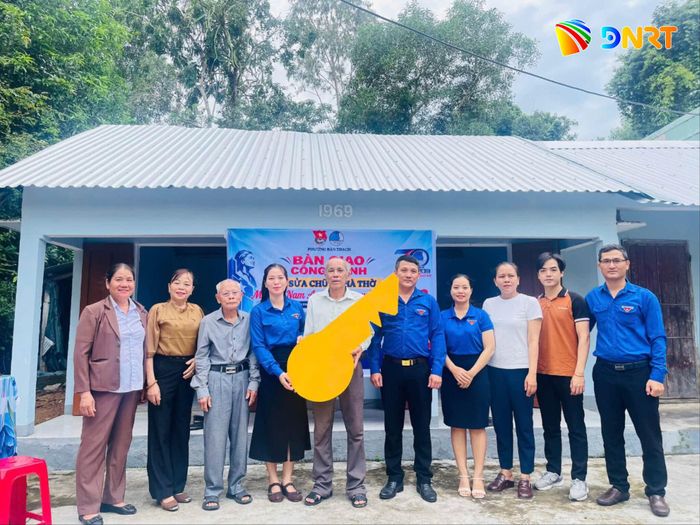 Tuổi trẻ phường Bàn Thạch khánh thành nhà thờ Mẹ Việt Nam anh hùng Nguyễn Thị Khải (tổ dân phố Đông Yên) vừa được sửa chữa hoàn thiện. Ảnh: LƯƠNG NHẪN