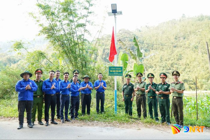 Phó Bí thư Thành đoàn, Chủ tịch Hội Liên hiệp Thanh niên thành phố Nguyễn Bá Duân (thứ 6, bên phải sang) và đại diện các đơn vị khánh thành công trình điện chiếu sáng vùng biên tại xã Tây Giang năm 2026.