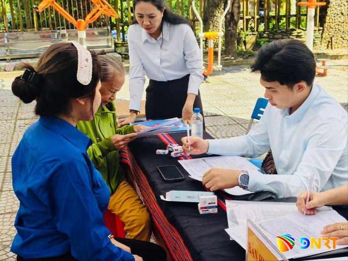 Cán bộ phường Hải Vân trực tiếp xuống khu dân cư, hướng dẫn người dân tháo gỡ những vướng mắc trong thủ tục đất đai. Ảnh: ĐVCC