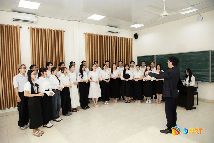 Trường Đại học Sư phạm - Đại học Đà Nẵng chú trọng kết hợp kiến thức chuyên môn với thực hành nghệ thuật. Ảnh: NAM BÌNH