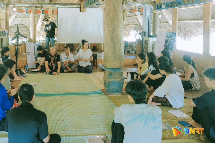 Hoạt động thảo luận trong chương trình “Những chiều kích của rừng” do A Sông thực hiện, mở rộng góc nhìn về mối quan hệ giữa con người với thiên nhiên. Ảnh: NGUYỄN NGỌC HẢI