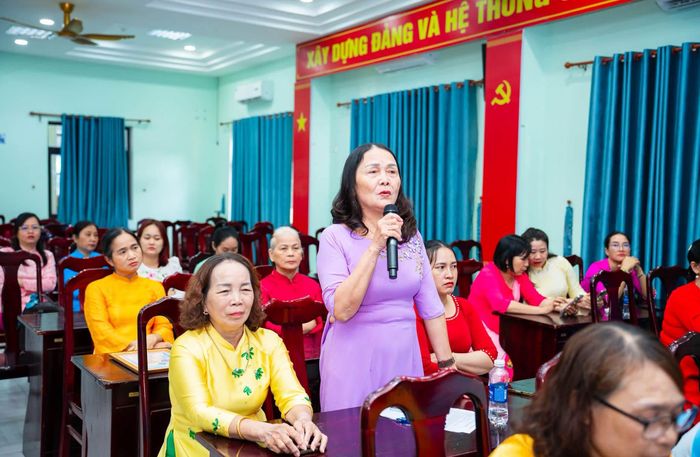 Hội viên phụ nữ phường Liên Chiểu nêu ý kiến, kiến nghị tại chương trình đối thoại. Ảnh: ĐVCC