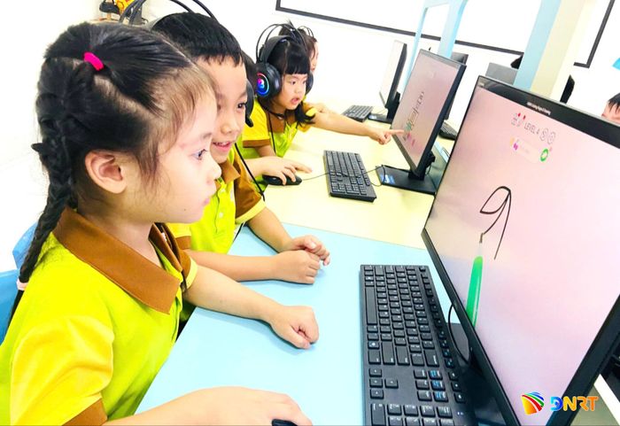 Trường Mầm non Bình Minh (phường Hải Châu) thí điểm chương trình giáo dục mầm non mới, hướng đến trải nghiệm, khám phá của trẻ. Ảnh: NGỌC HÀ