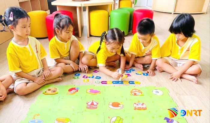 Trường Mầm non Vu Gia (xã Vu Gia) thí điểm chương trình giáo dục mầm non mới, hướng đến trải nghiệm, khám phá của trẻ. Ảnh: NGỌC HÀ