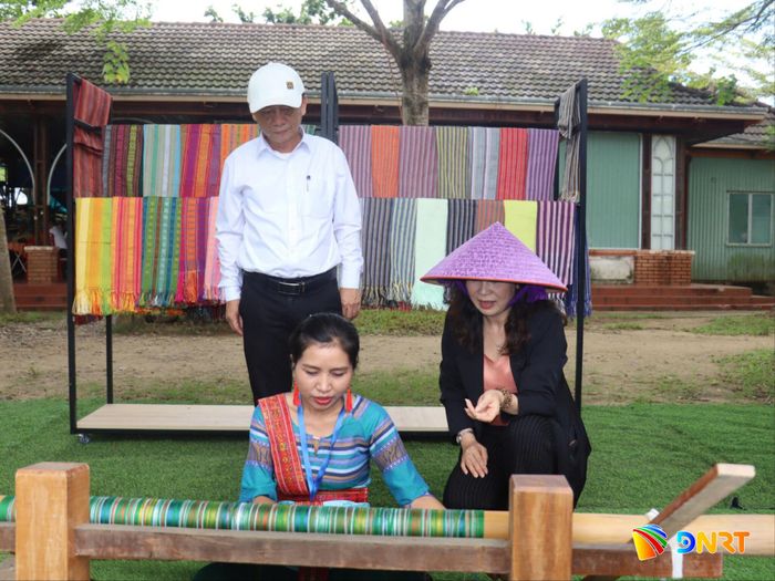 Dư địa từ hoạt động giáo dục trải nghiệm, nghiên cứu, sản phẩm thủ công Chăm, nhiếp ảnh, sản phẩm văn hóa và sản phẩm bản địa ở Mỹ Sơn rất rộng mở để tăng hiệu quả trong việc khai thác du lịch di sản. Ảnh: QUỐC TUẤN