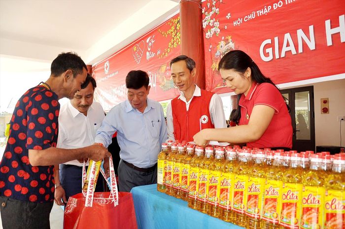 Phong trào “Tết nhân ái” được các cấp Hội Chữ thập đỏ tổ chức hiệu quả trong mỗi dịp tết cổ truyền. Ảnh minh họa: VINH ANH