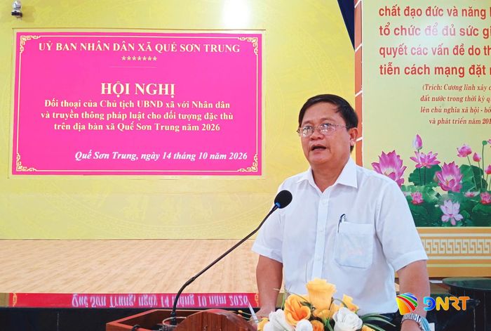 Ông Ngô Văn Nhanh, Chủ tịch UBND xã Quế Sơn Trung tiếp thu, giải đáp các kiến nghị của người dân. Ảnh: DUY THÁI